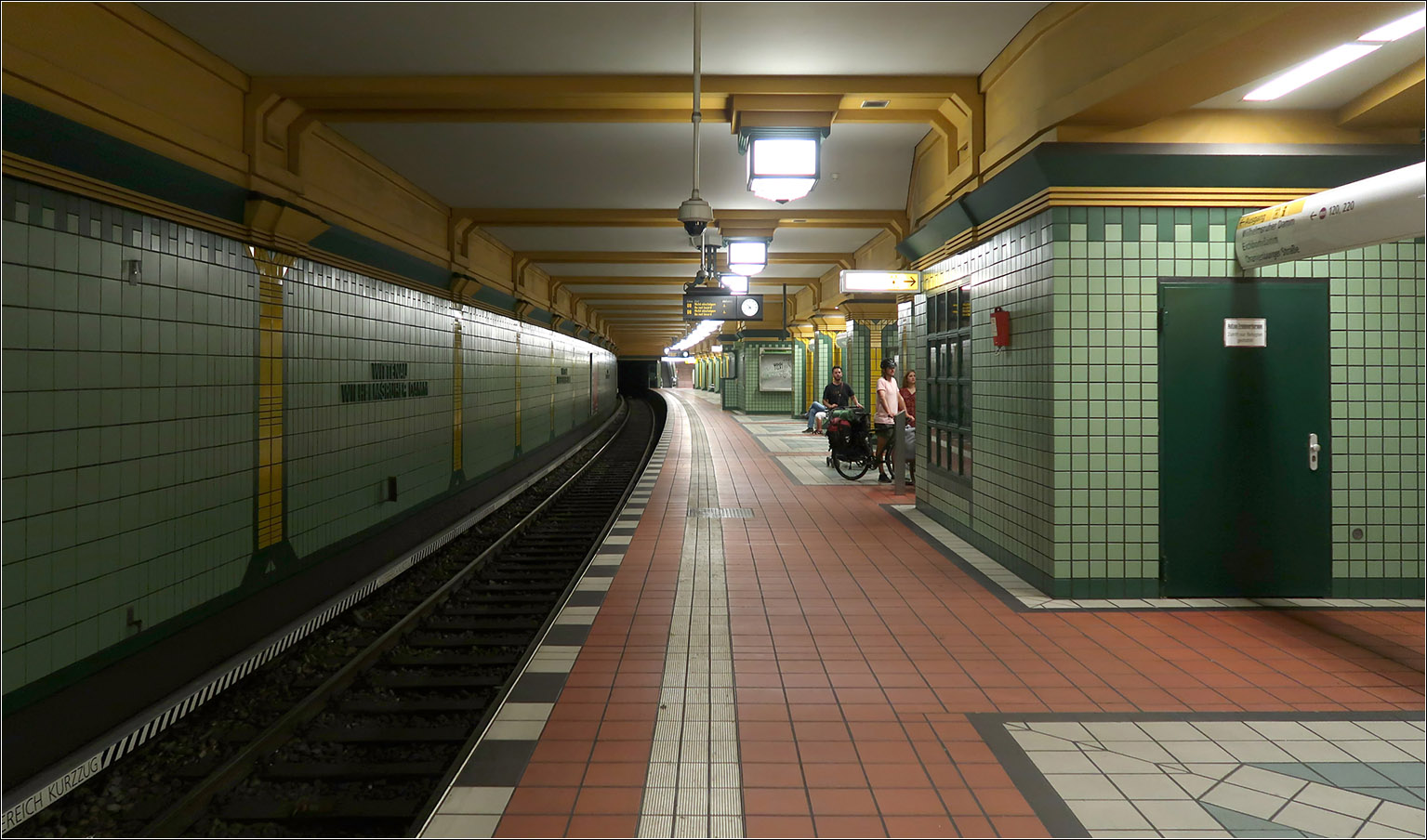 Verlängerung erwünscht - 

Seit 1994 endet die U8 im Norden an der Station Wittenau, wo zur S-Bahn umgestiegen werden kann. Eine Weiterführung der Linie in die Trabantenstadt Märkische Viertel ist schon lange geplant, wurde aber bisher nicht umgesetzt. Vielleicht die vordringlichste Streckenerweiterung bei der Berliner U-Bahn.

Die architektonische Ausgestaltung der Station entspricht nicht so gang meinem Geschmack.

14.07.2023 (M)