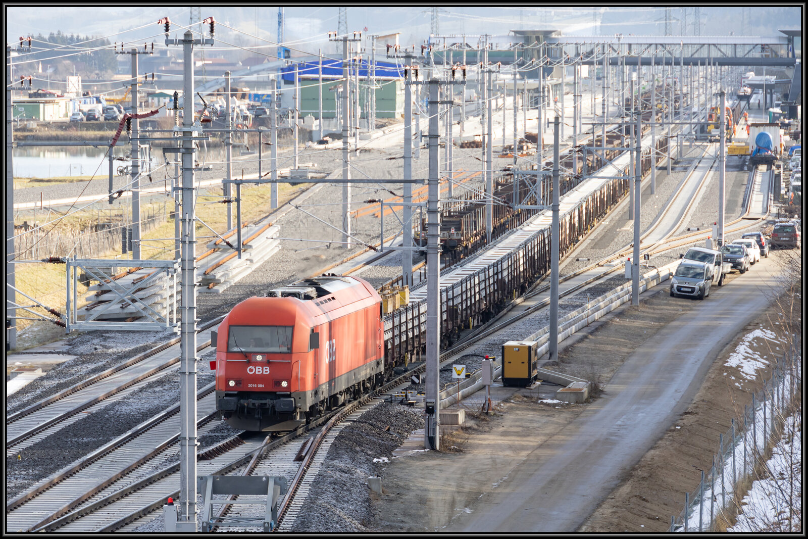 Viel los im Bahnhof Weststeiermark. Im zuge des Ausbau´s des Koralmtunnels kommt das gesamte Material dafür hier an . Eine 2016bringt frische Schwellenfelder für die feste Fahrbahn am 1.Februar 2023 . 
