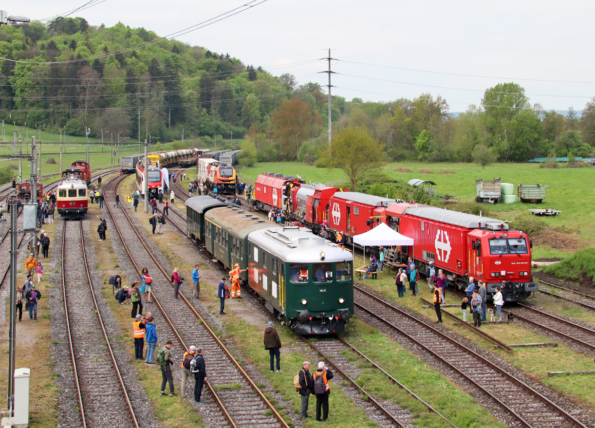 Viele Züge und viele Leute: Bahnfest 150 Jahre Nationalbahn am 27. April 2025 in Etzwilen. Alte und neue Loks bzw Triebzüge sowie der LRZ Winterthur (Lösch- und Rettungszug) waren aus der Nähe zu bestaune. Etzwilen, 27.4.2025