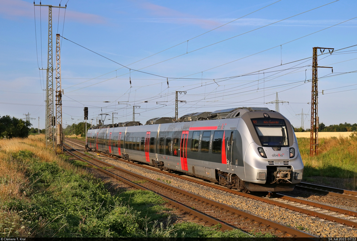 Vier Minuten nach der RB20 schickt sich die RB25 mit 9442 303 (Bombardier Talent 2) in Großkorbetha an.

🧰 Abellio Rail Mitteldeutschland GmbH
🚝 RB 74657 (RB25) Jena-Göschwitz–Halle(Saale)Hbf
🕓 14.7.2023 | 7:12 Uhr