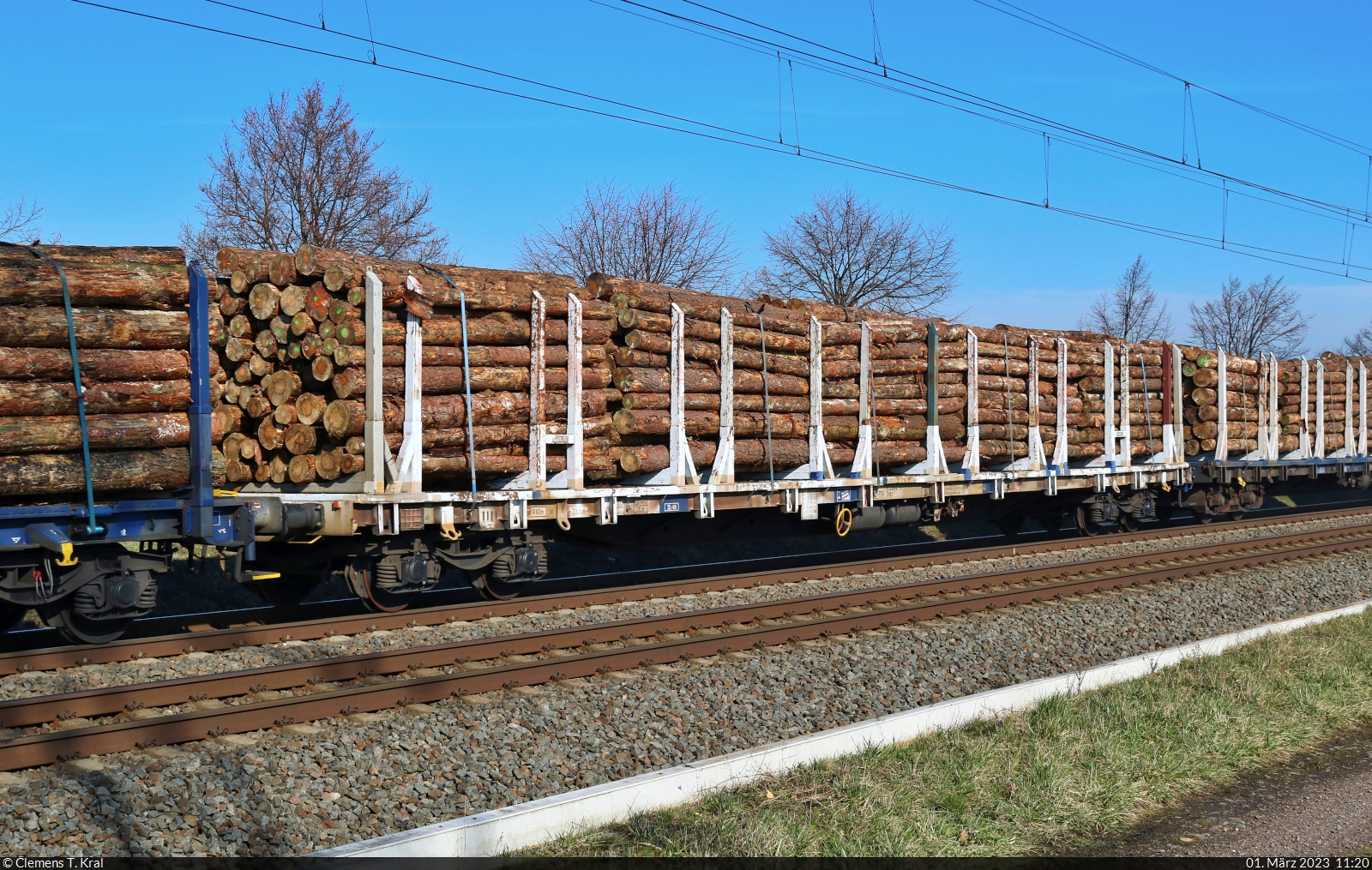 Vierachsiger Flachwagen für den Transport von Holzstämmen mit der Bezeichnung  Snps <sup>2</sup>  (37 80 4725 040-6 D-ERR), gezogen von 187 316-5 in Braschwitz Richtung Halle (Saale).

🧰 ERR European Rail Rent GmbH (ERR)
🕓 1.3.2023 | 11:20 Uhr