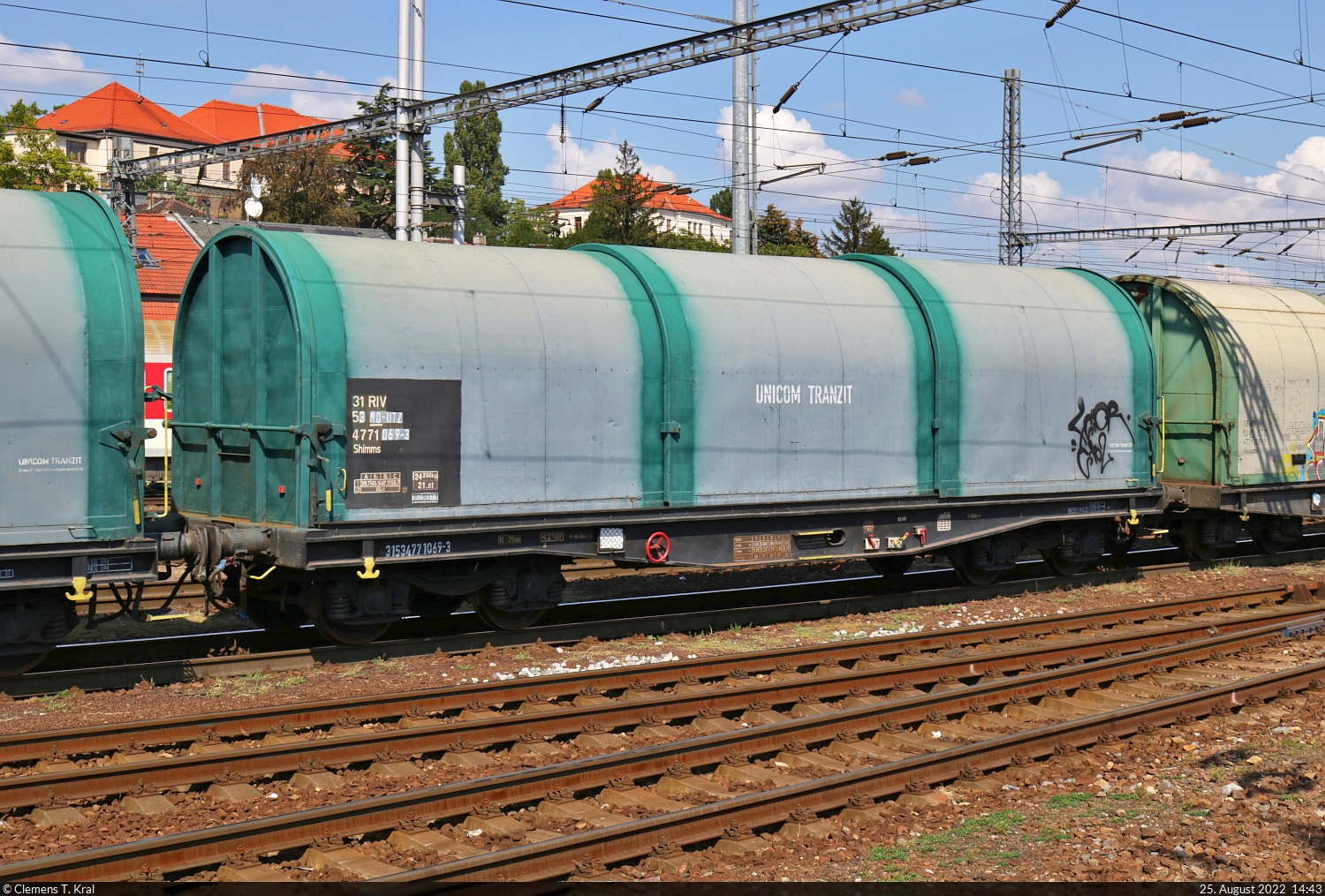 Vierachsiger rumänischer Teleskophauben-Wagen mit der Bezeichnung  Shimms  (31 53 4771 069-3 RO-UTZ), hier mit grünlicher Farbgebung, eingereiht in einem artverwandten Güterzug 240 108-1 auf der Fahrt durch Bratislava hl.st. (SK) in östlicher Richtung.
Die Aufnahme entstand vom Hausbahnsteig.

🧰 Unicom Tranzit S.A.
🕓 25.8.2022 | 14:43 Uhr