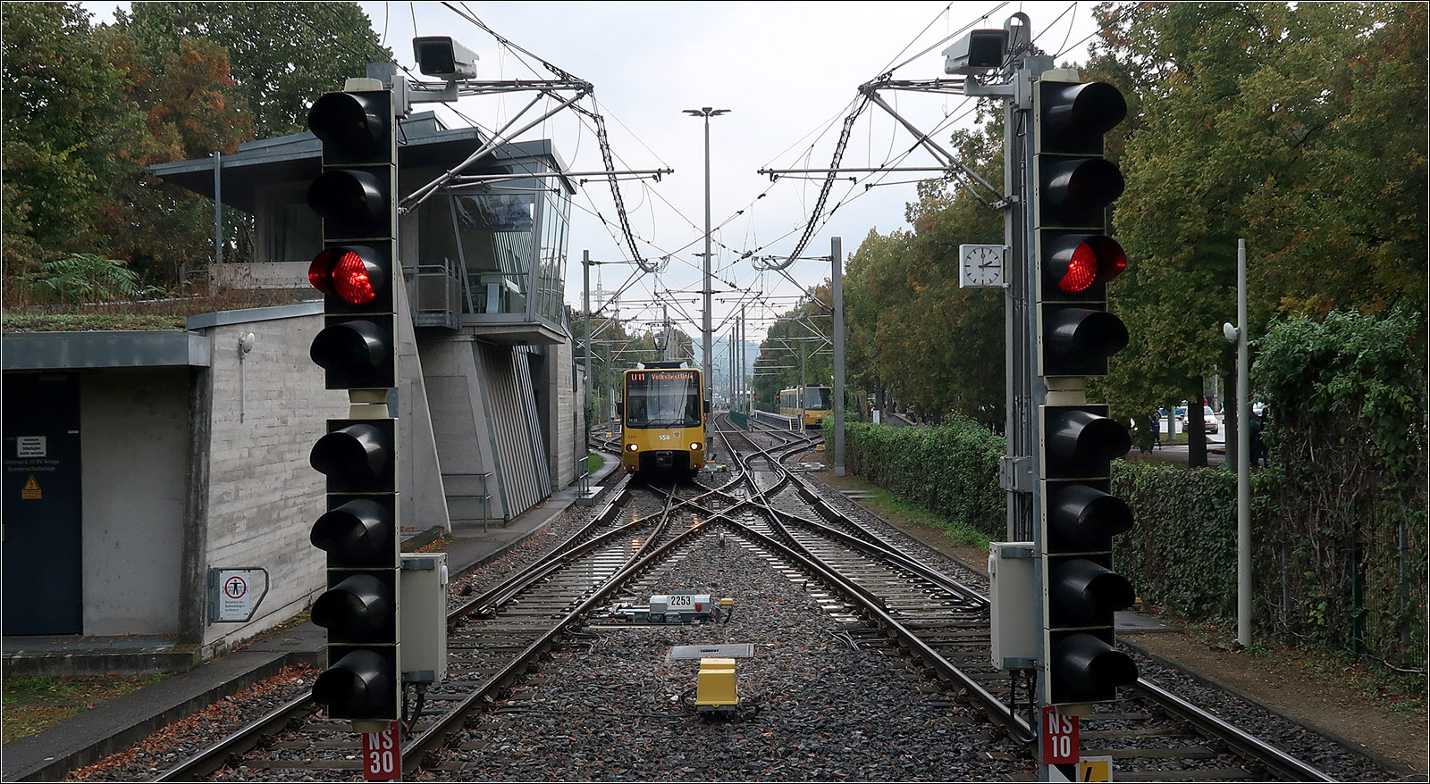 Volksfest, Fußballspiele, Konzerte und anderes - 

Signale, Stellwerk, Gleiswechsel und Abstellanlage -

Bahntechnische Einrichtungen für die Eventstrecke der Stuttgarter Stadtbahn an der Station NeckarPark (Stadion).

25.09.2022(M)