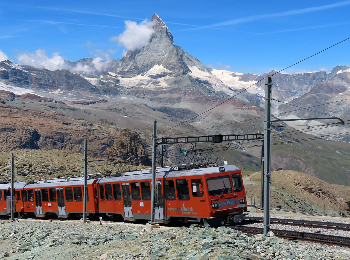 Vom Wanderweg aus fotografiert: die talwärts fahrende Gornergratbahn mit dem Matterhorn als Kulisse. Gornergrat, 12.7.2022