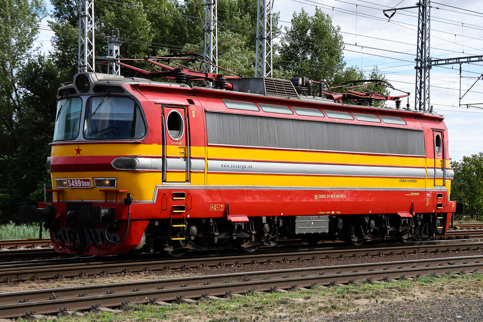 Von der Autobahn aus gespechtet. Nächste Ausfahrt flux raus und noch gut abgefangen. S499 0001 mit rotem Stern fährt ein in den Bahnhof von Leopoldov. 5 September 2026.