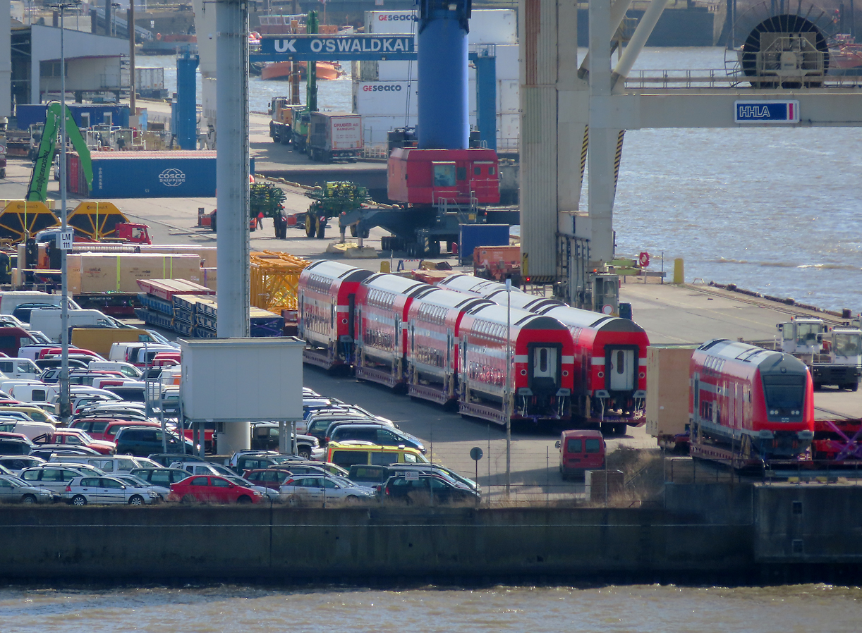 Von der Elbphilharmonie aus gesehen: mehrere Doppelstockwagen und ein Steuerwagen warten hier wohl auf den Export. Hamburg, 29.3.2022