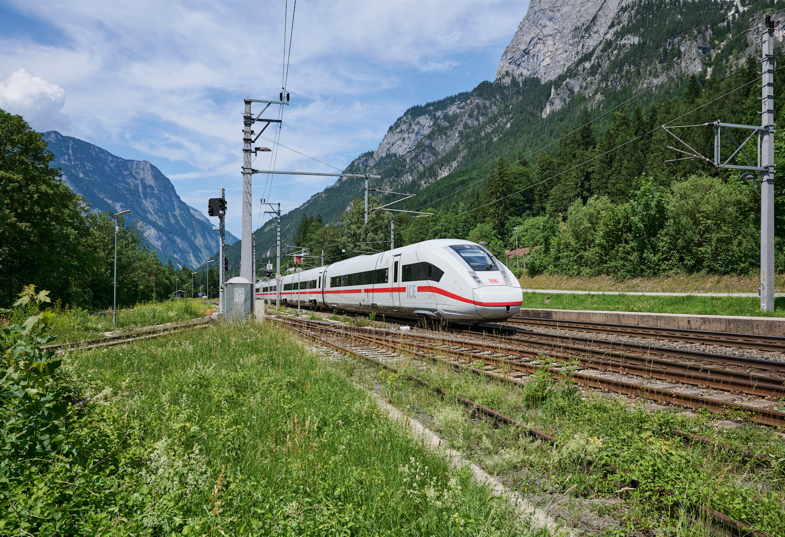 Von Frankfurt nach Graz f�hrt die Fahrt des ICE 117 durch das Salzburger Land. Am 21.06.2026 fuhr Triebzug 9212 durch den Bahnhof Tenneck.