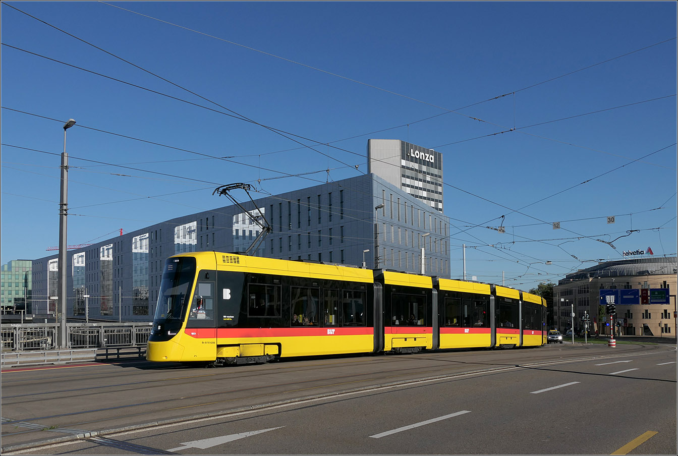 Von der türlosen Seite - 

... sieht man hier Stadler Tina 4206 auf der Münchensteiner Brücke in Basel. 

Irgendwelche schlauen Wächter über die Bahnfotografie haben mal die Meinung geäußert, Straßenbahnen haben Türen und man dürfe sie deshalb NICHT von der türlosen Seite fotografieren. In welche Absurditäten man sich versteigen kann, wenn man meint man müsse den Blick auf Bahnen in starre Regeln zwingen.

18.09.2025 (M)

