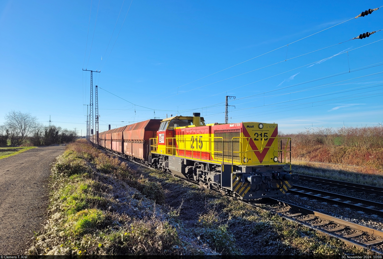 Von Wählitz kommend, zieht 275 215-2 (Lok 215 | Vossloh G 1206) in Großkorbetha einen der zahlreichen Braunkohle-Pendelzüge zum Kraftwerk Schkopau (Buna-Werke).

🧰 Mitteldeutsche Eisenbahn GmbH (MEG)
🕓 30.11.2024 | 10:08 Uhr