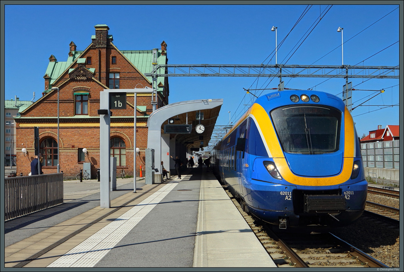 Vor dem schönen Empfangsgebäude des Bahnhofs Umeå Central steht der Coradia Nordic 62011 der Norrtåg am 21.05.2023 bereit zur Rückfahrt nach Sundsvall.