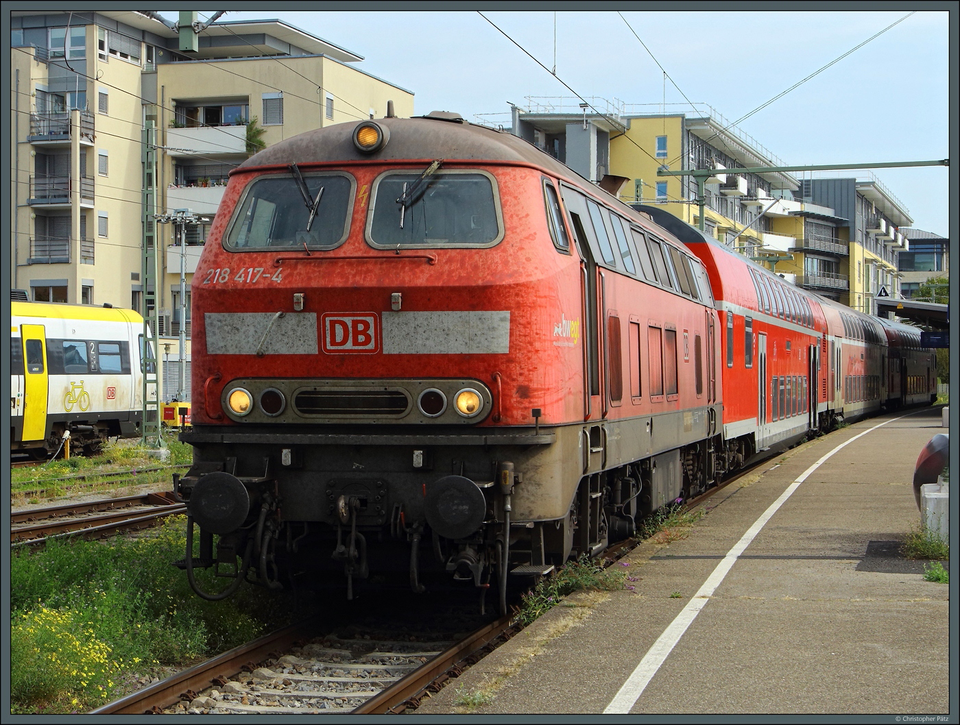 Vor einzelnen Zügen am Bodensee kommen weiterhin Maschinen der BR 218 zum Einsatz. Am 05.10.2023 steht 218 417-4 mit dem IRE nach Basel Bad Bf im Bahnhof Friedrichshafen Stadt.