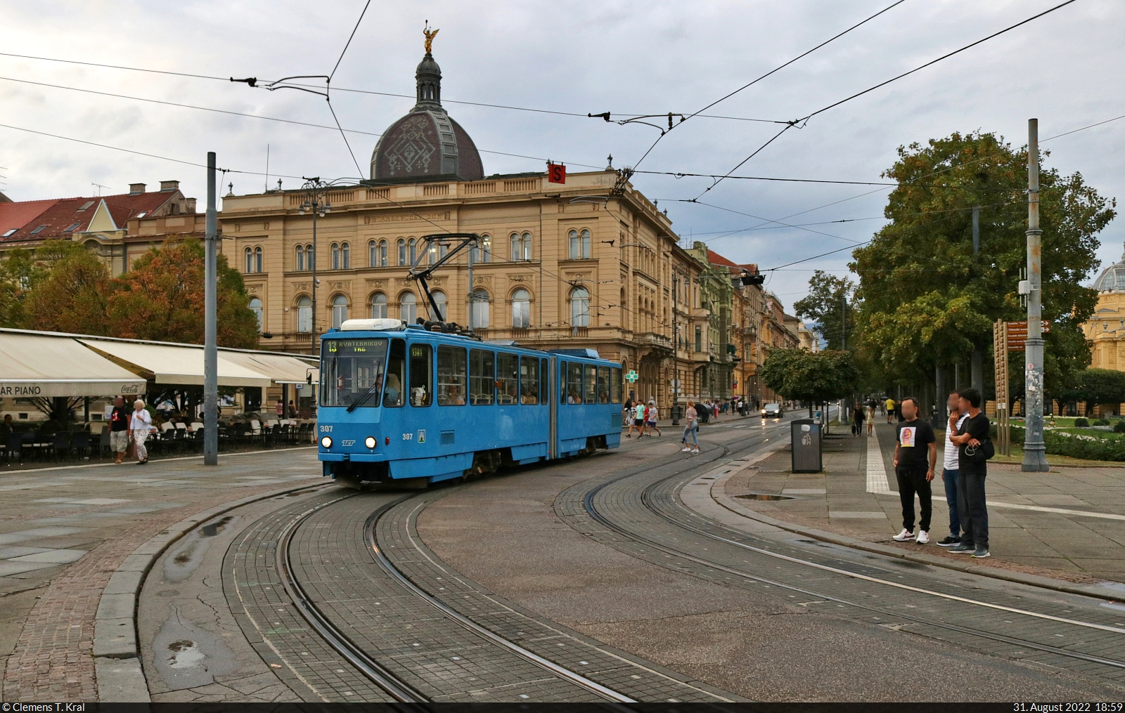 Vor der Kulisse der Stadtbibliothek Zagreb (HR) erreicht Wagen 307 des Typs Tatra KT4YU die Haltestelle Glavni kolodvor, zu Deutsch Hauptbahnhof.

🧰 Zagrebački električni tramvaj (ZET)
🚋 Linie 13 Žitnjak–Kvaternikov trg
🕓 31.8.2022 | 18:59 Uhr