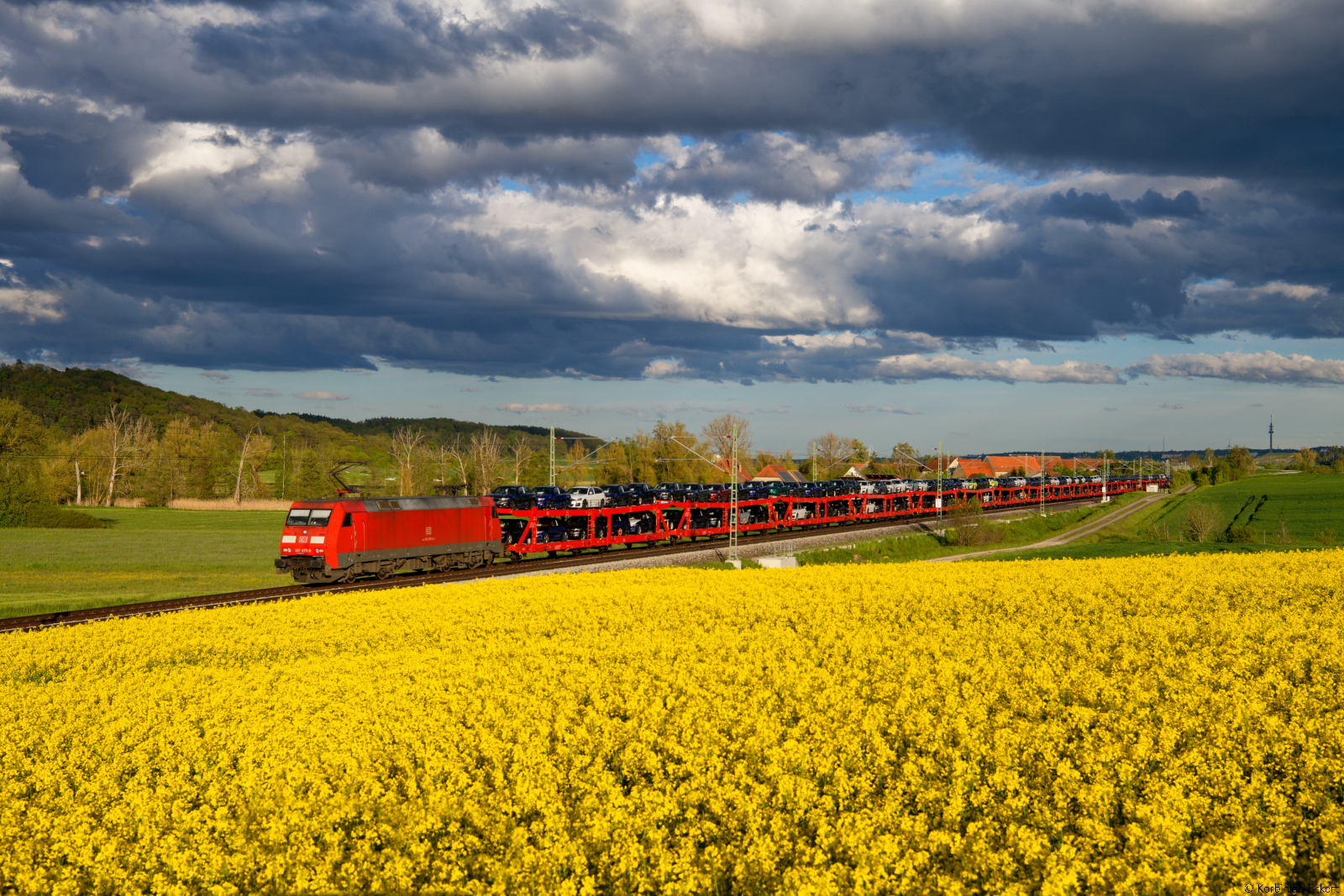 Vorhang auf: Mit Theaterbeleuchtung passiert 152 075 von DB Cargo mit GA 60016 (Dingolfing - Maschen Rbf) Lehrberg, 22.05.2021