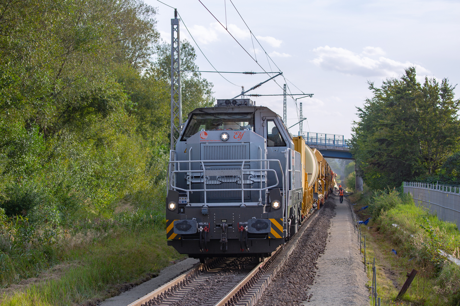 VOSSLOH Lok 185 026 mit Bauzug vor Sargard. - 19.09.2023 - Aufnahme vom Bahnsteigende Hp Sargard.