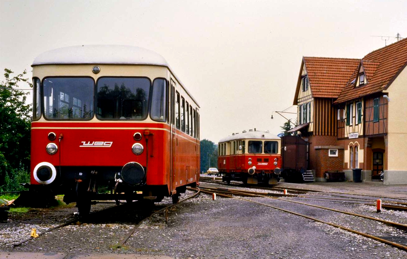 VS 208 und Schienenbus T04 vor dem Bahnhof von Enzweihingen. Der Bahnhof ist noch vorhanden, ebenso das Depot und auch viele Gleise auf diesem Areal.
Datum: 06.09.1984