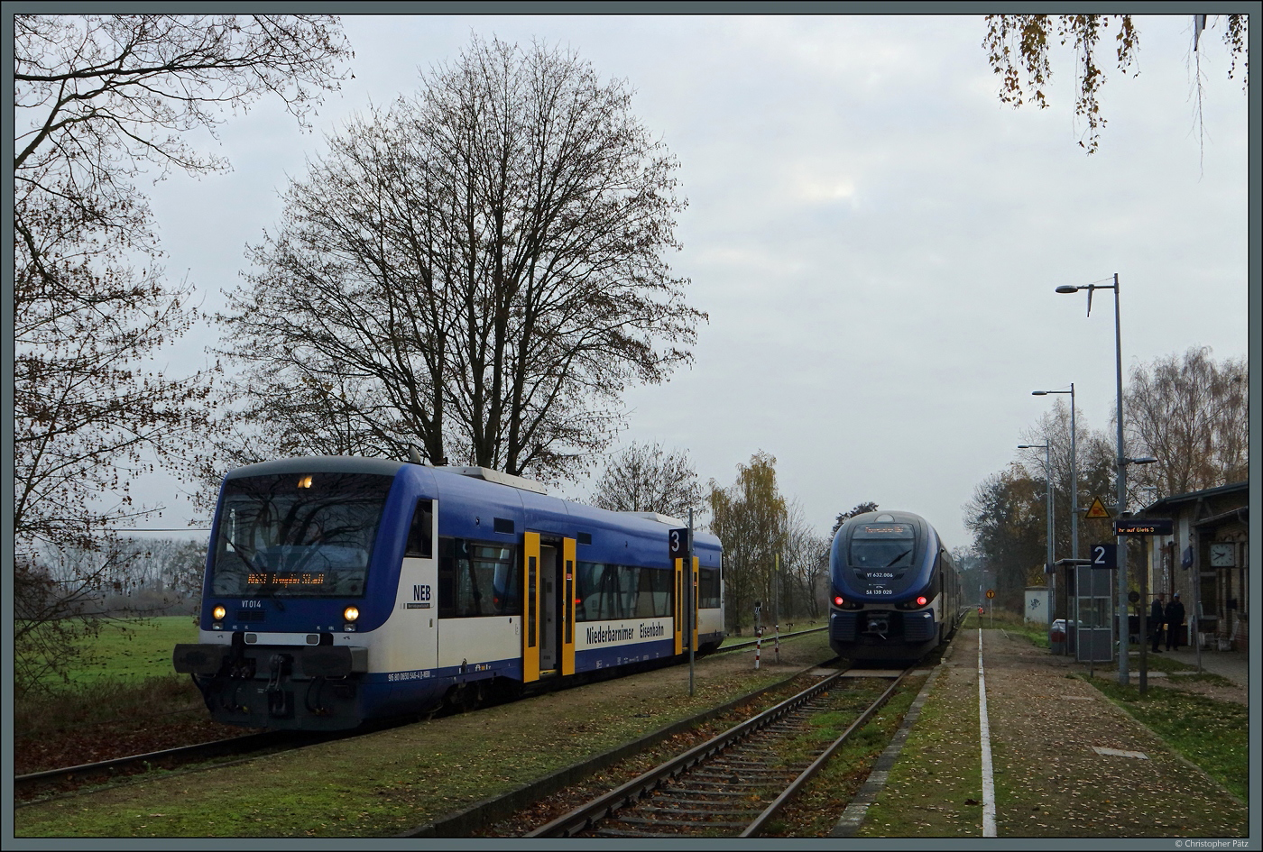 VT 014 und VT 632 006 der NEB begegnen sich am 27.11.2022 im Bahnhof Joachimsthal. Der RS 1 fhrt nach kurzem Aufenthalt weiter Richtung Templin, der PESA Link nach Eberswalde.