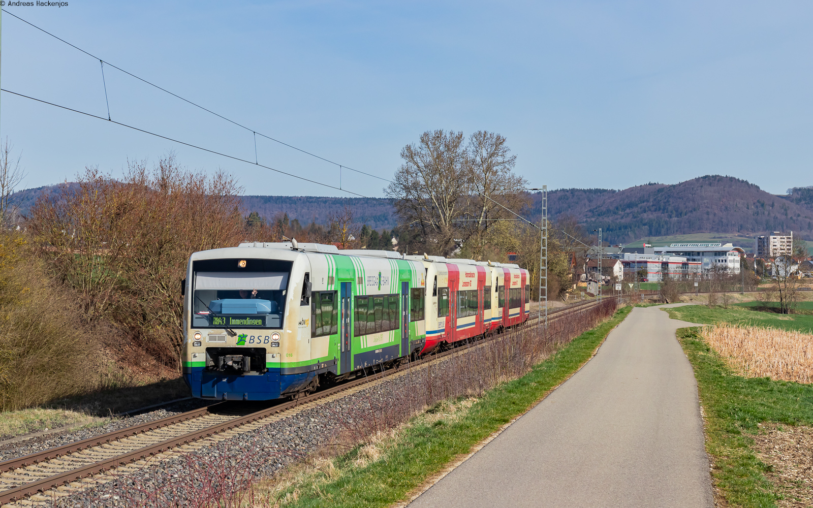 VT 016; VT 251 und VT 254 als SWE 69833	(Rottweil - Immendingen) bei Weilheim 20.3.24