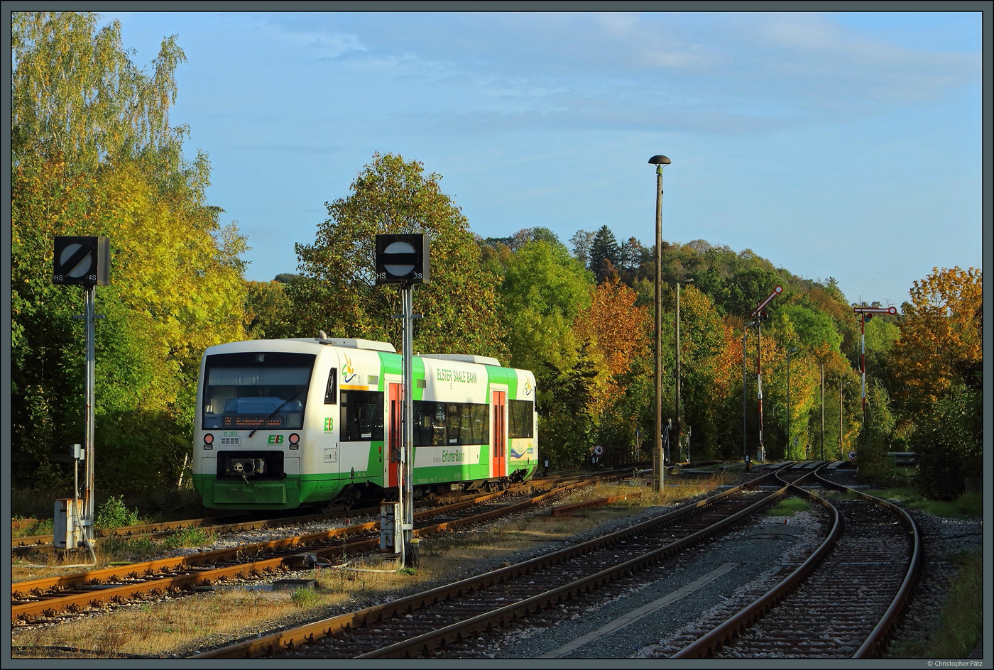 VT 303 der Erfurter Bahn verlässt am 10.10.2023 Bad Lobenstein Richtung Blankenstein. Das Signal D dient dabei als Gruppenausfahrsignal aus den Gleisen 3- 5 Richtung Blankenstein.