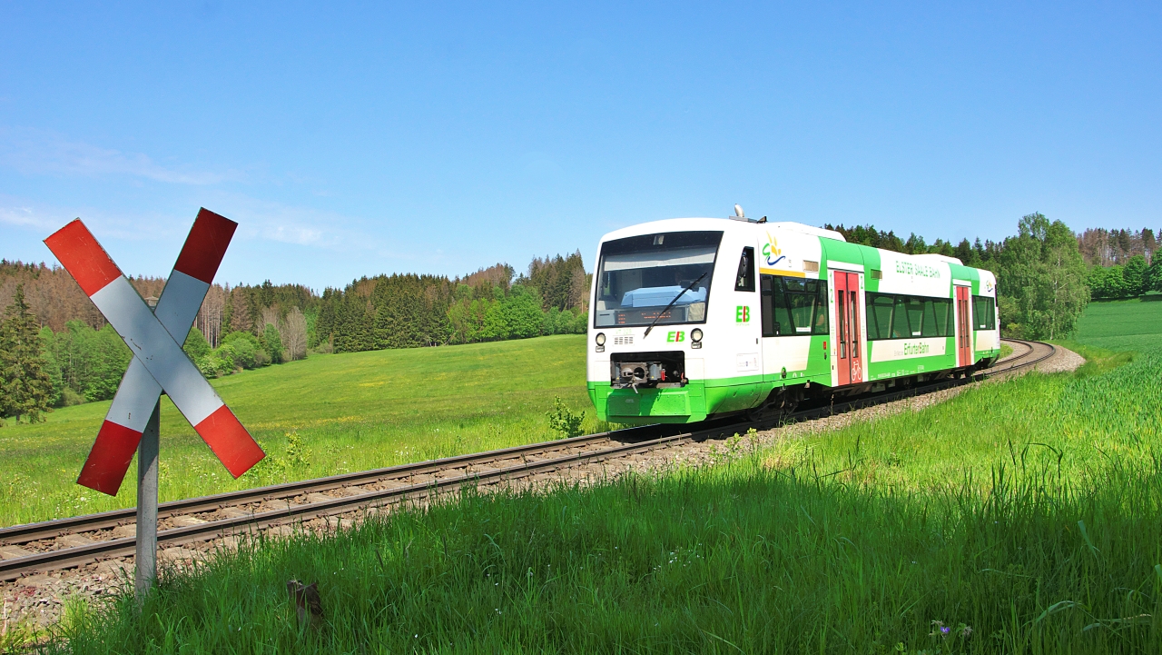 VT 325 der Erfurter Bahn rollt auf der Relation Blankenstein - Saalfeld die Höhen des Thüringer Schiefergebirges hinab.
Hier bei Heinersdorf liegt der Scheitelpunkt der Strecke bei etwas mehr als 600 Meter über N.N.
Gleich wird der Spitzkehrenbahnhof Wurzbach erreicht.
Bahnstrecke 6709 Wurzbach - Unterlemnitz am 26.05.2023