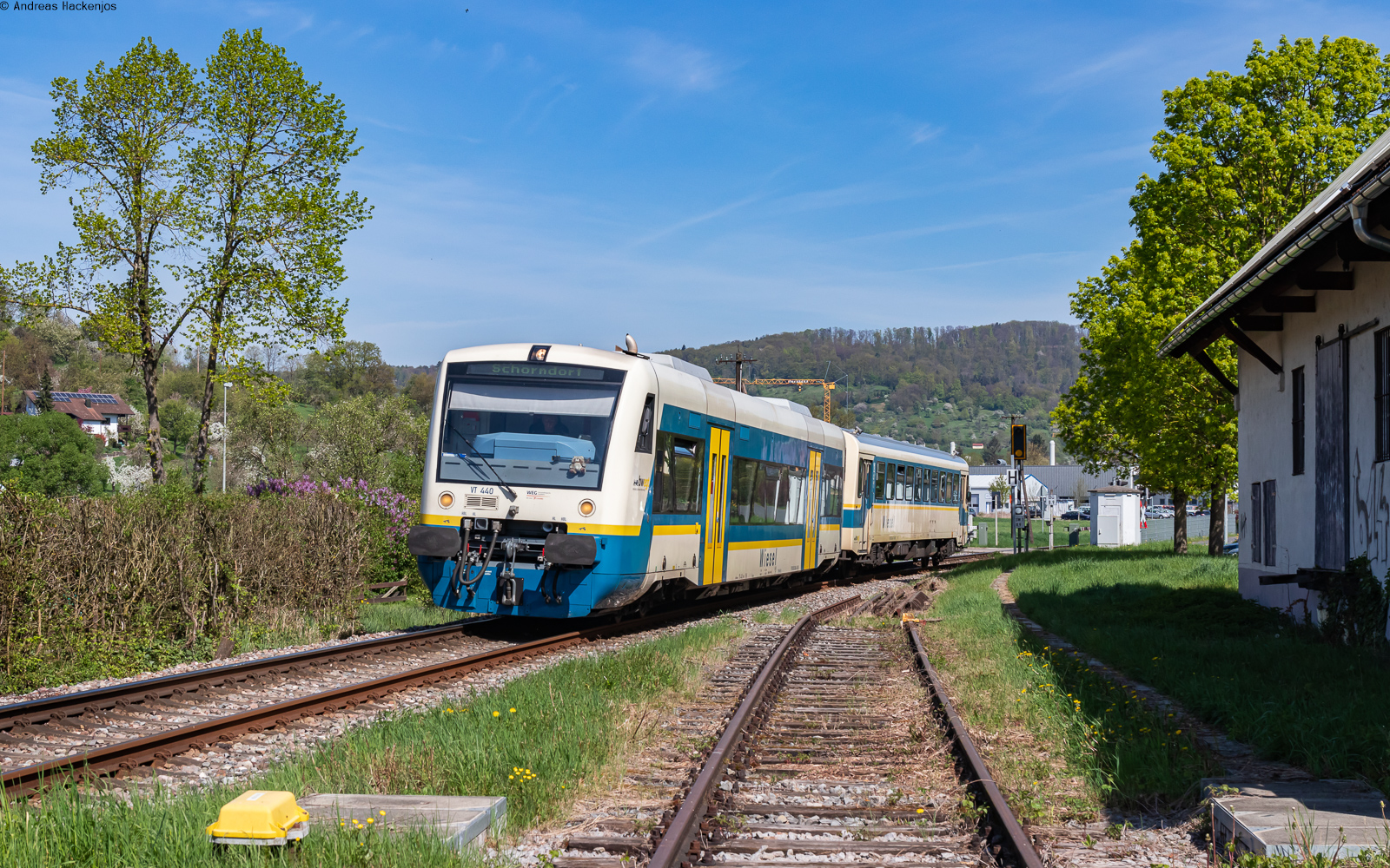 VT 440 und VS 426 als WEG 3147 (Rudersberg-Oberndorf – Schorndorf) in Schlechtbach 12.4.24. Das Bild entstand vom Reisendenüberweg und das Gleis ist gekappt.