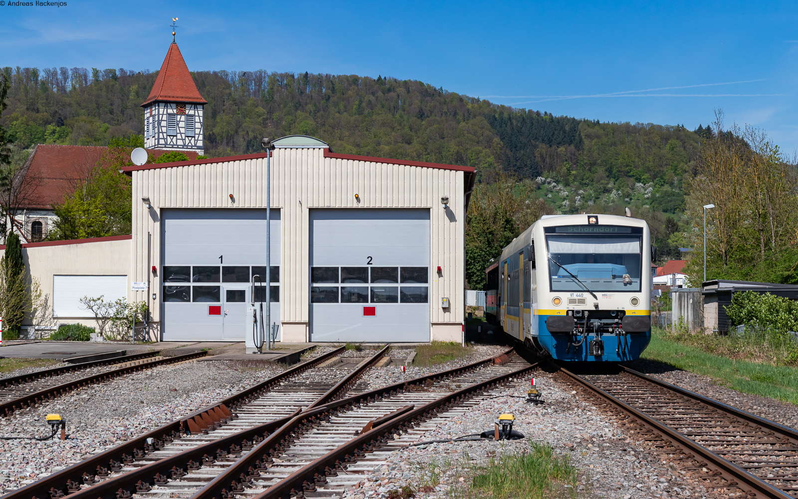VT 440 und VS 426 als WEG 3159 (Rudersberg-Oberndorf – Schorndorf) in Rudersberg 12.4.24. Das Bild entstand vom Bahnsteigzugang/Reisendenübergang