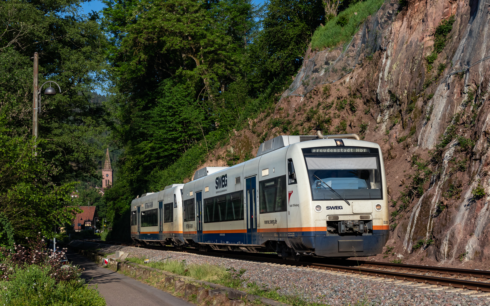 VT 520 und VT 531 als SWE 87355 (Bad Griesbach - Freudenstadt Hbf) bei Schiltach 31.5.23