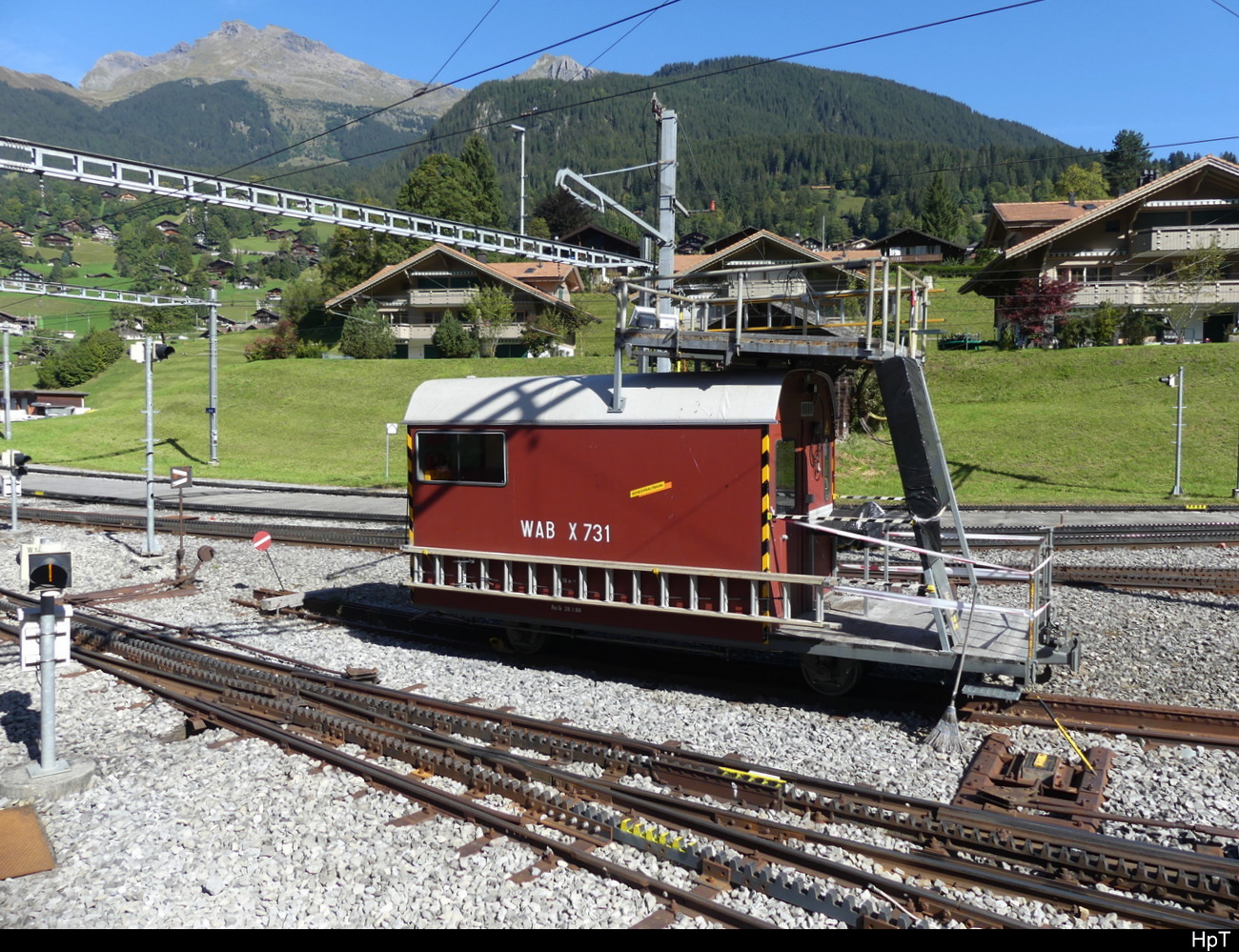 WAB - Dienstwagen X 731 im Bhf. Grindelwald Grund am 28.09.2023 .. Bild wurde vom ausfahrendem Zug hinaus gemacht.