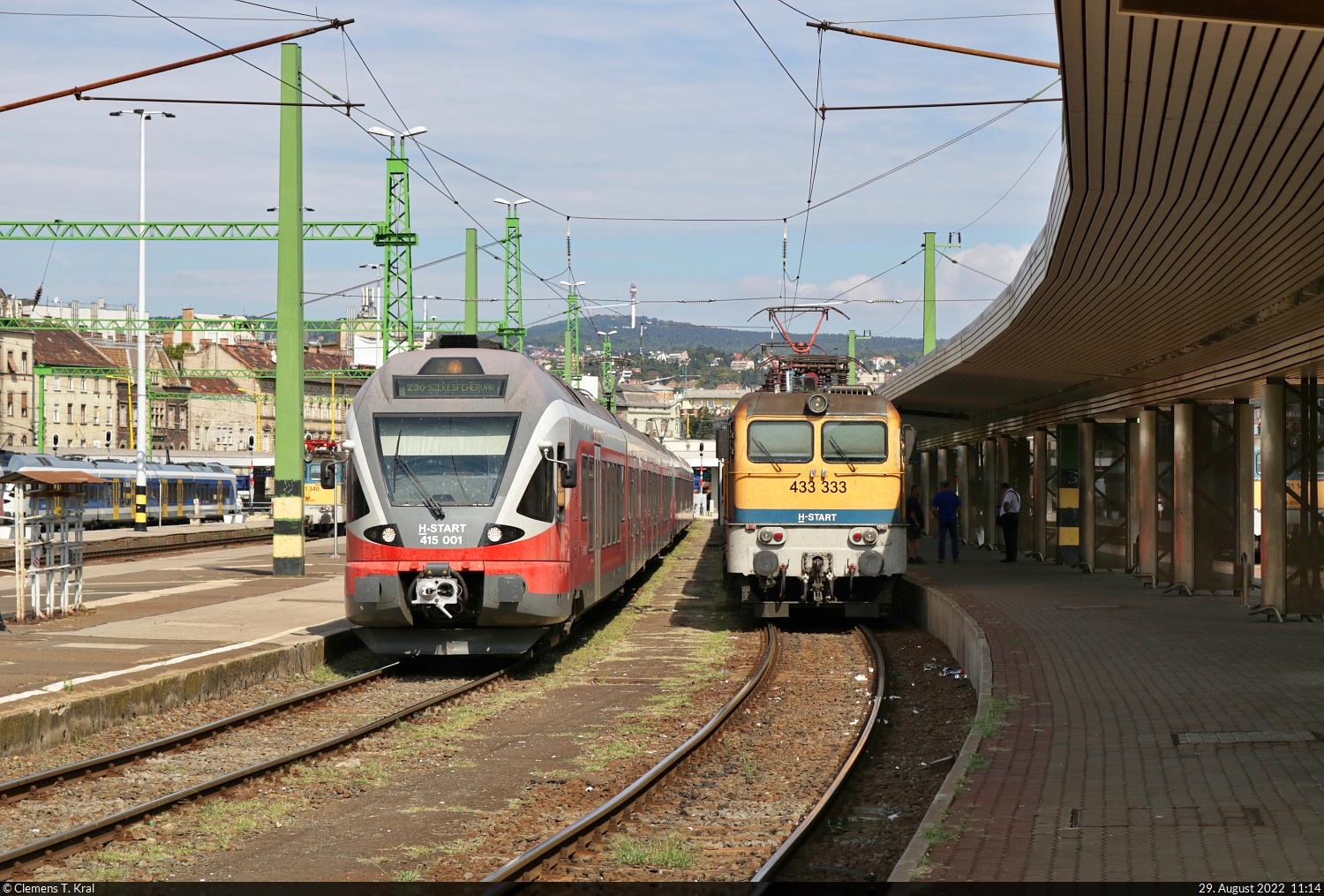 Während 415 001 (Stadler FLIRT) zusammen mit 415 049 im Startbahnhof Budapest-Déli pu (HU) abfährt, haben 433 333-6 und eine unbekannte Schwesterlok auf dem benachbarten Gleis 5 noch etwas Zeit, um mitsamt dem Bildersteller an den Balaton zu fahren.

🧰 MÁV
🚝 Z 4524 (Z30) Budapest-Déli pu (HU)–Székesfehérvár (HU) | IC 844  Tópart Intercity  Budapest-Déli pu (HU)–Nagykanizsa (HU)
🕓 29.8.2022 | 11:14 Uhr