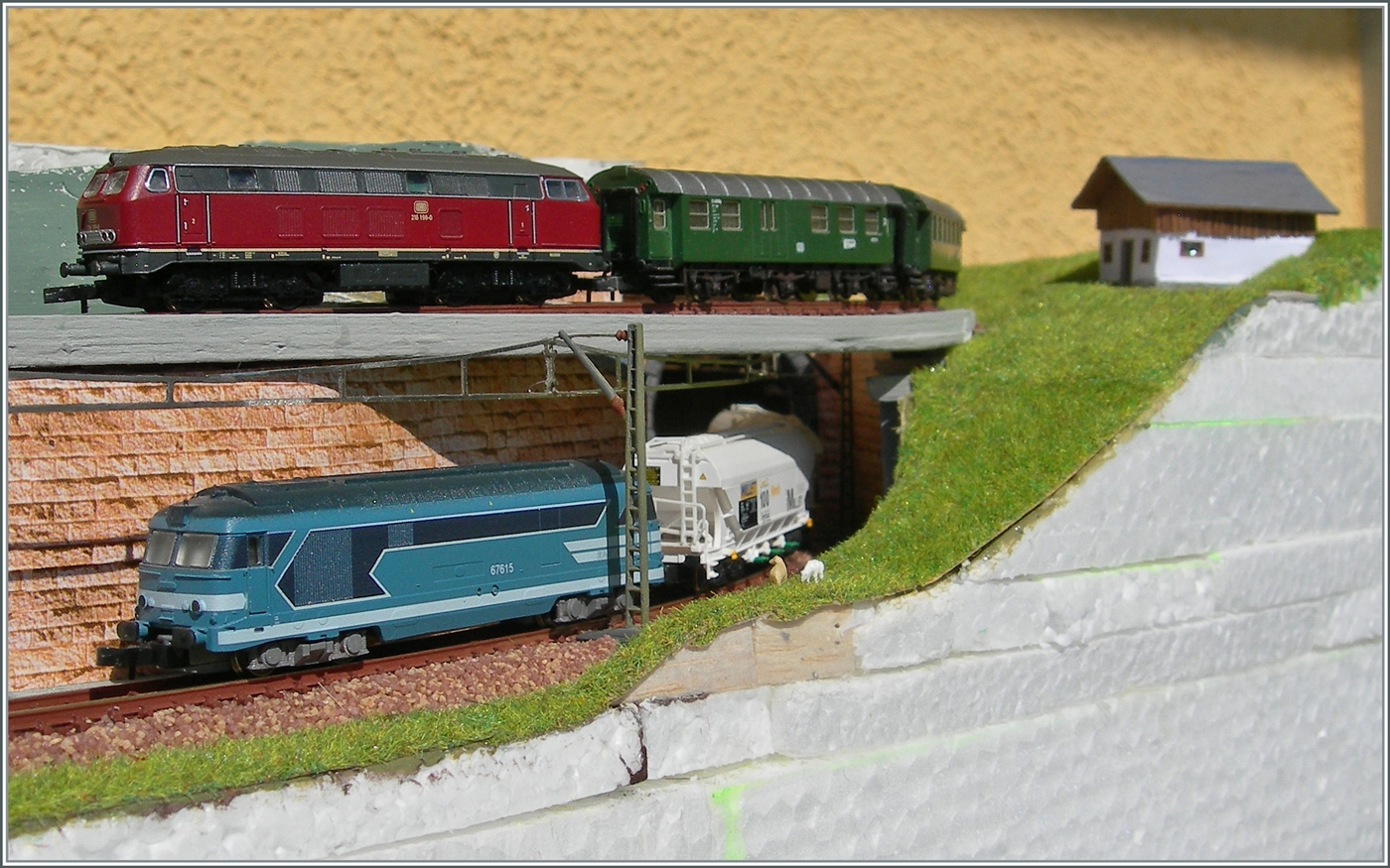 Während beim Vorbild sich die grossen Diesllok-Klassiker langsam aber sicher verabschieden, kann man sich mit der Modell-Bahn weiterhin an den formschönen Konstruktionen erfreuen. In  Z-Spur  zeigen sich die AZAR SNCF BB 67615 und die MÄRKLIN mini club DB 216 199-0.

6. April 2025