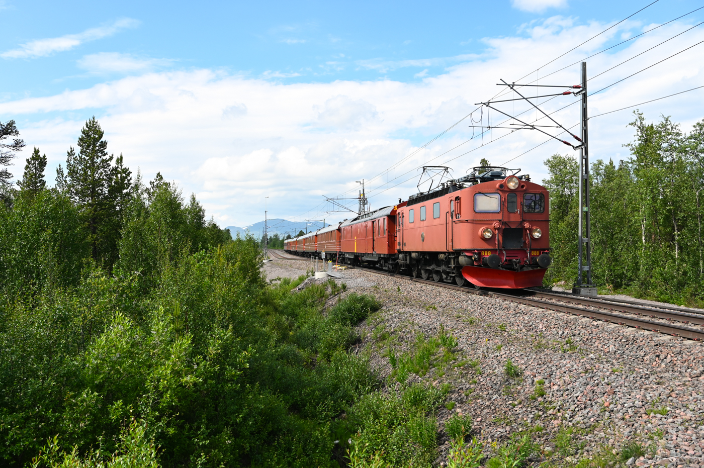 Während des Eisenbahnfestes in Kiruna gab es an drei Tagen sogenannte Dinnerzüge, welche von Kiruna nach Abisko und zurück verkehrten und in denen ein drei Gängemenü serviert wurde. Am 01.07.2022 ist die Da888 bei Rautas wieder in Richtung Kiruna unterwegs.