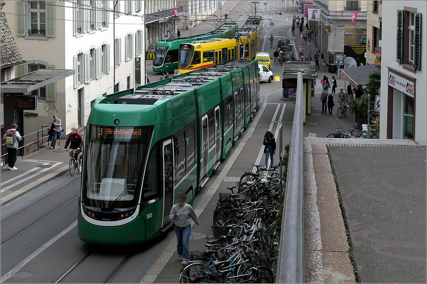 Während Flexity 5032 - 

... an der Haltestelle Barfüsslerplatz hält, sieht man zwei weitere Bahnen, die gerade den Abzweig vom Steinenberg zum eigentlichen Barfüsslerplatz befahren.

17.09.2025 (M)