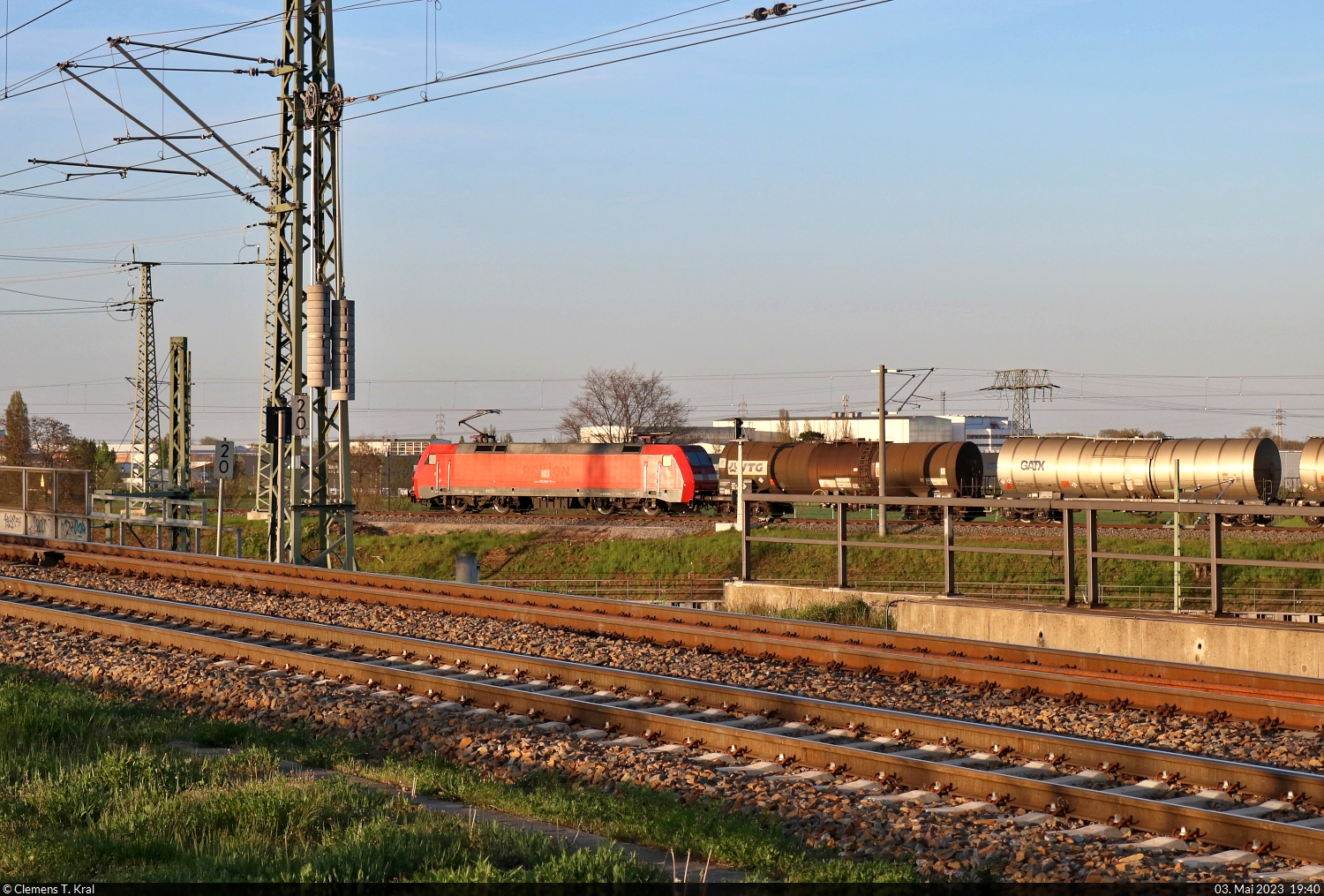 Während der Güterverkehr auf den beiden vorderen Gleisen ruht, rollt auf der Leipziger Strecke in Halle (Saale) ein Kesselzug mit 152 084-0 (Siemens ES64F) auf die Zugbildungsanlage (ZBA) zu.

🧰 DB Cargo
🕓 3.5.2023 | 19:40 Uhr
