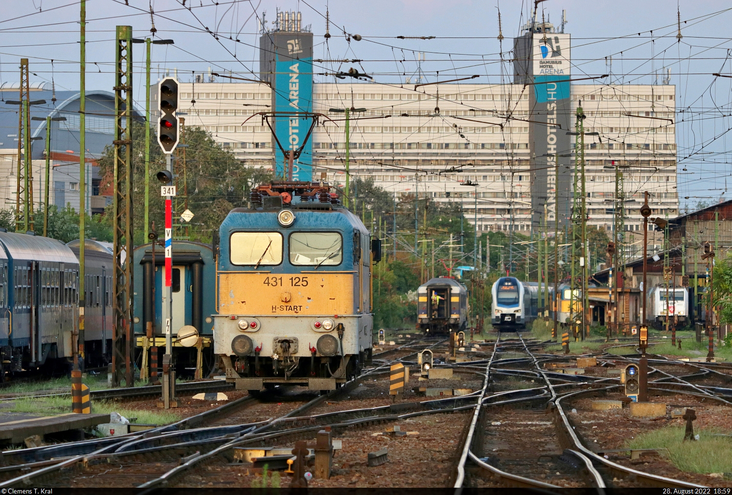 Während im Hintergrund die Wagen eines vor Kurzem eingetroffenen Regionalzuges ins Depot gezogen werden, tut es ihnen die Zuglok 431 125-8 nun gleich.
Tele-Nachschuss vom Bahnsteigende in Budapest-Keleti pu (HU).

🧰 MÁV
🕓 28.8.2022 | 18:59 Uhr