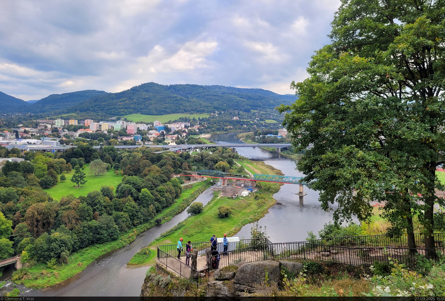W�hrend die Kletterer von der Sch�ferwand die Aussicht genie�en, �berquert im Tal ein 847 (Pesa Link II) die Elbe und erreicht gleich seinen Endbahnhof: Děč�n hl.n. (CZ)

🧰 Česk� dr�hy, a.s.
🚝 Os 6470 �st� nad Labem z�pad (CZ)–Děč�n hl.n. (CZ)
🕓 27.9.2025 | 15:51 Uhr