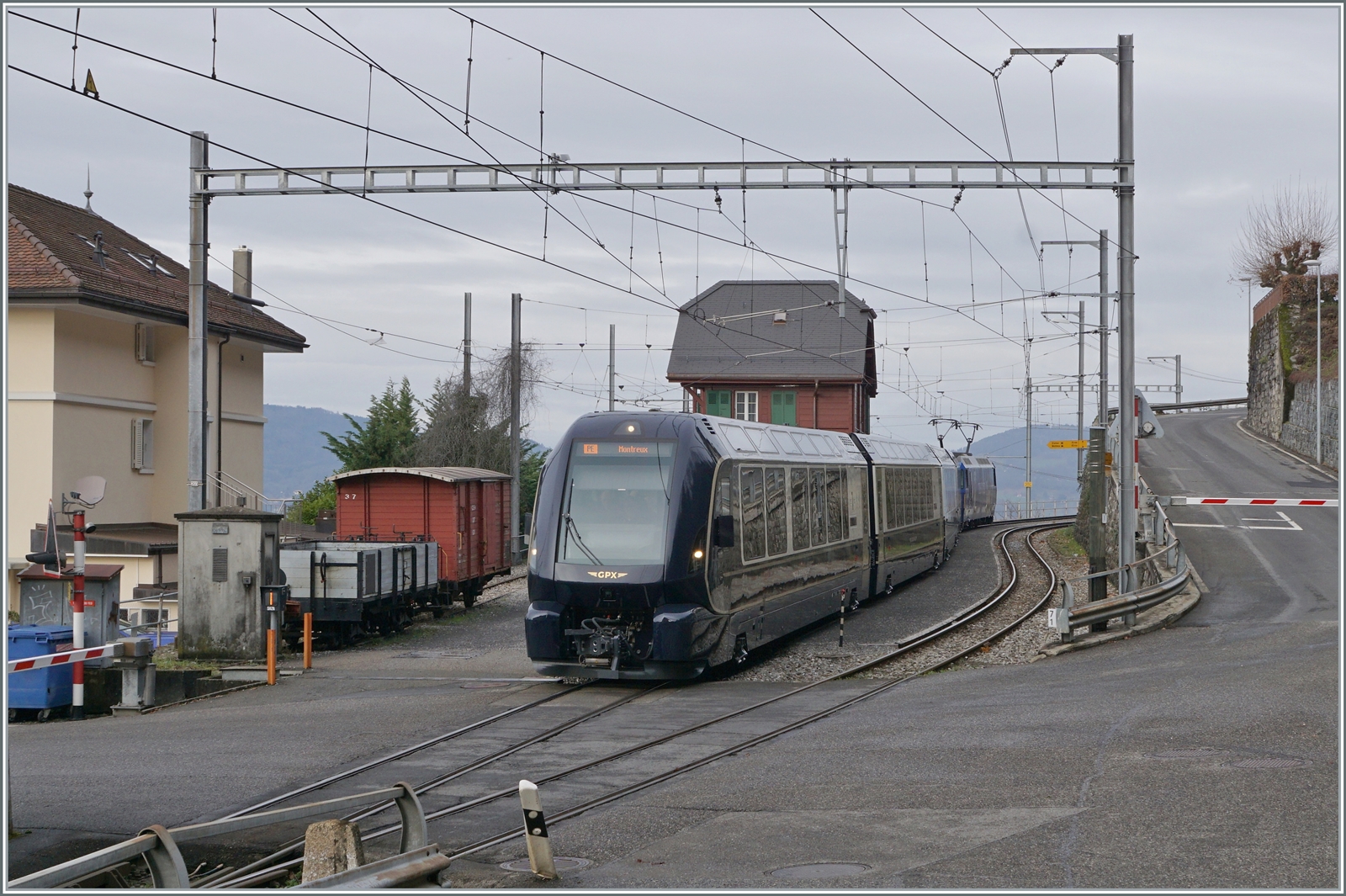 Während links im Bild der CEV Gk 37 und ein offener Güterwagen zu sehen sind, verlässt der MOB GoldenPass Express 4065 von Interlaken Ost nach Montreux den schmucken Bahnhof von Chamby, wo kurz auf einen Gegenzug zu warten war.

4. Januar 2023