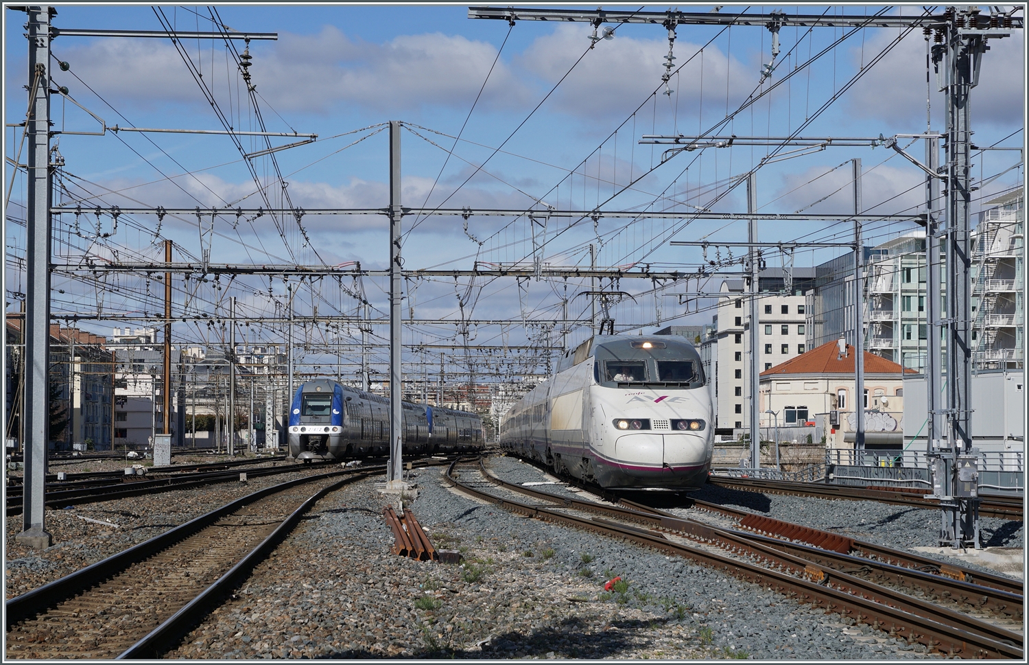 Während links im Bild der SNCF 27672 und ein weiterer als TER in Lyon Part Dieu ankommen, erreicht der RENFE AVE 100 221-1 (9 6 71 9-100 221-1) vom (ehemaligen) Bahnhof Lyon Brottaux kommend zur Bereitstellung den Bahnhof Lyon Part Dieu. Der AVE Zug war kurzzeitig in Lyon Brottaux abgestellt. Der RENFE AVE 100 122 wird als AVE 9742 von Lyon (ab 14:32) nach Barcelona Sants (an 19:34) fahren.  

13. März 2024
