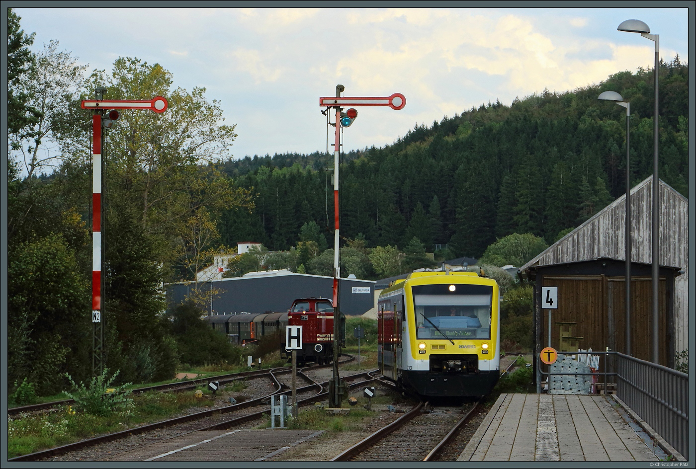 Während die V80 BB im Hintergrund ihre Umbauwagen rangiert, fährt VT 233 der SWEG als RB43a in den Bahnhof Blumberg-Zollhaus ein. (03.10.2023)