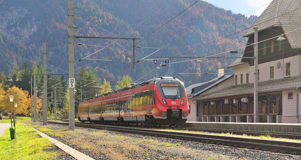 Während zwischen Murnau und Mittenwald Schienenersatzverkehr herrschte lief der Verkehr zwischen Mittenwald und Innsbruck normal.

2442 223 ist von Mittenwald nach Seefeld Tirol unterwegs und macht einen Planhalt in Scharnitz.

10.10.2022