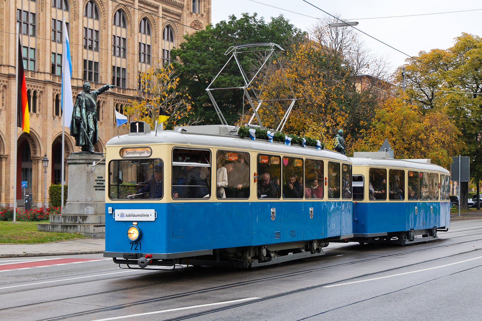Wagen 721 auf der Maximilianstrasse mit richtigen Fahnen und dem Erasmus Graf von Deroy Denkmal am Tag zum 150 Geburtstag der Münchener Straßenbahn 17.10.26.