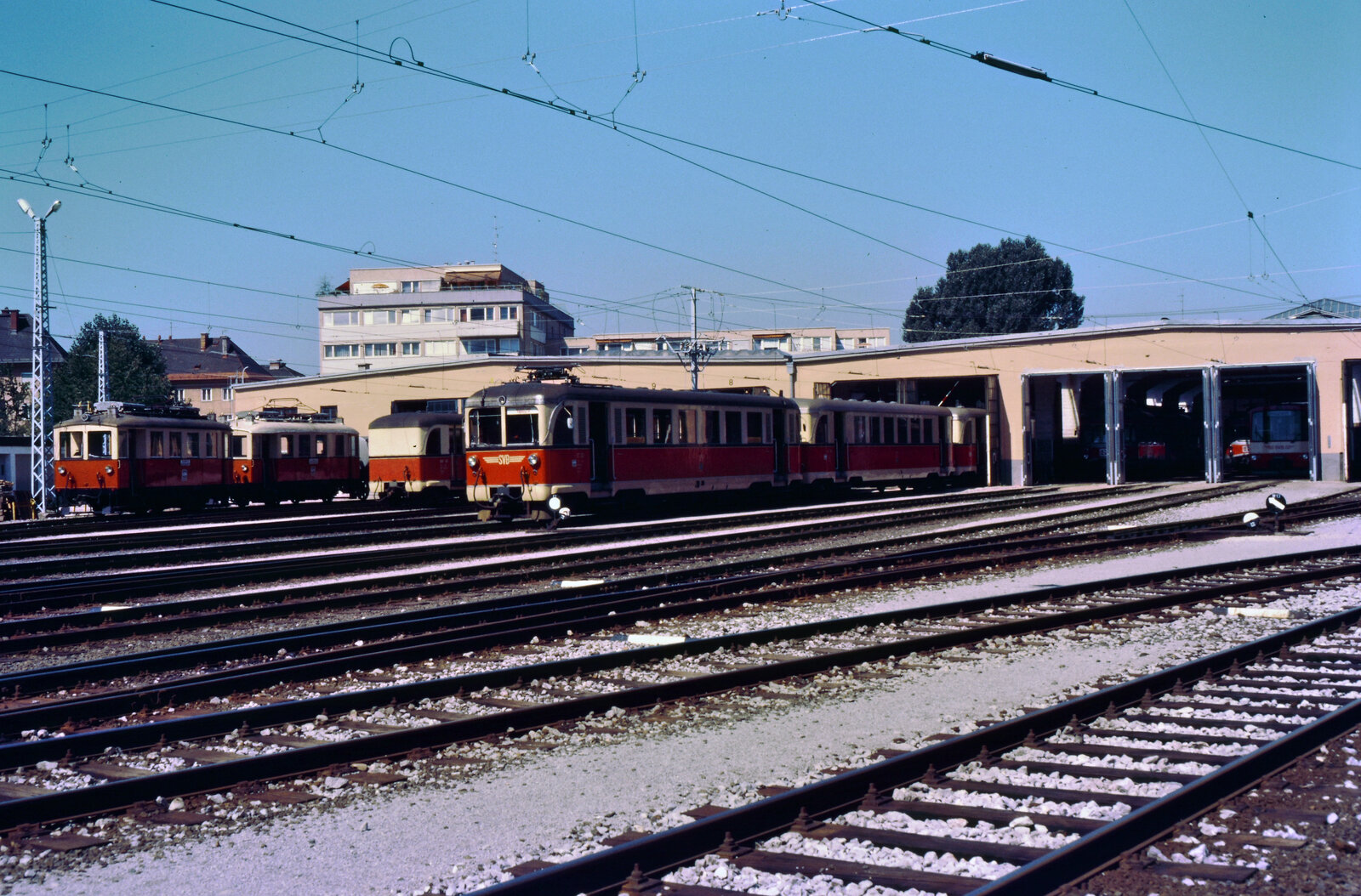 Wagenremise der Salzburger Lokalbahnen, rechts ET 33 SLB und bauartgleiche Beiwagen (03.08.1984)