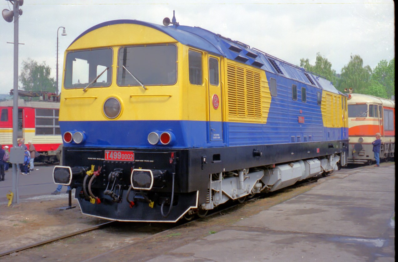 wahrscheinlich wegen seinem großen mittleren Fernlicht trugen die T 499.0001 und 0002 den Spitznamen Kyklop, hier steht im Juni 2001 zu einem Bahnhofsfest in Děčín die T 499.0002