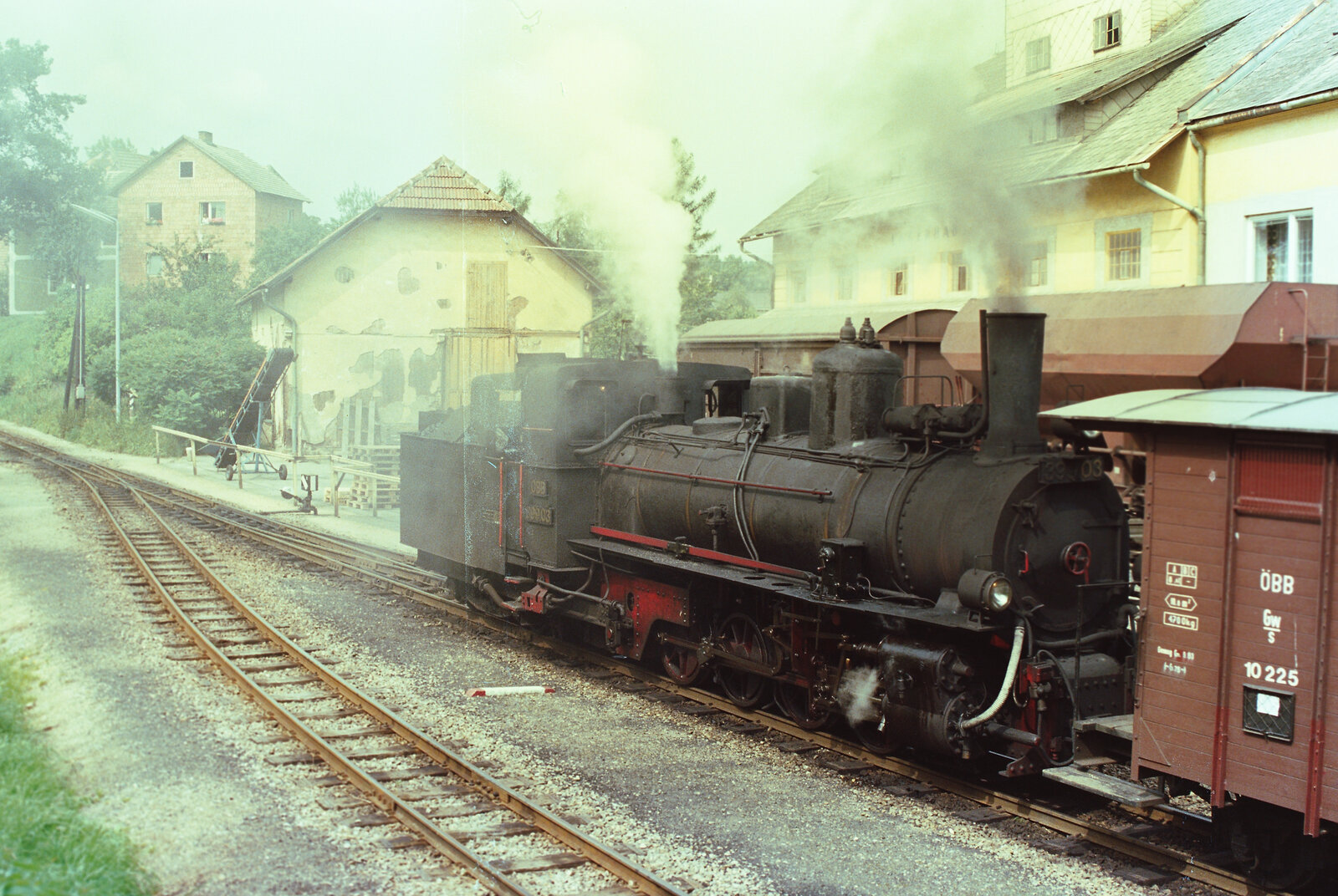 Waldviertelbahn, Groß-Gerungs. Der geschobene Wagen hatte die Nummer 10 225.
Datum: 20.08.1984