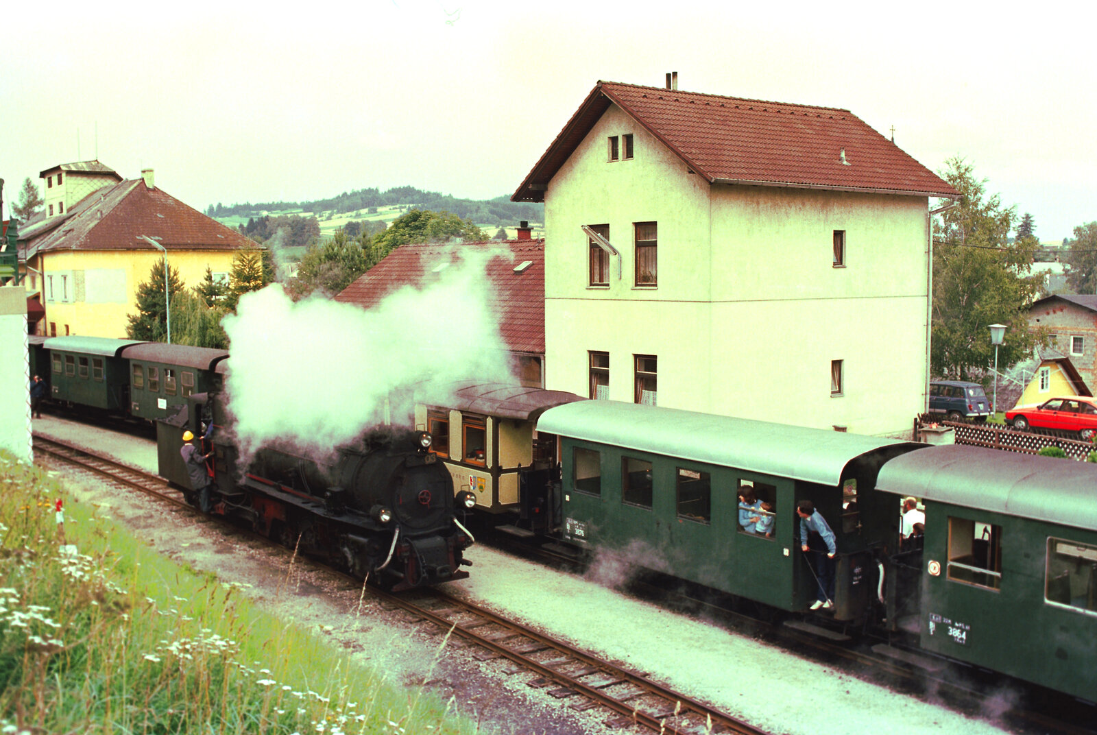 Waldviertelbahn (Südast): ÖBB-Dampflok 399.03 rangiert vor dem  Bahnhof Groß-Gerungs. 
Datum: 20.08.1984