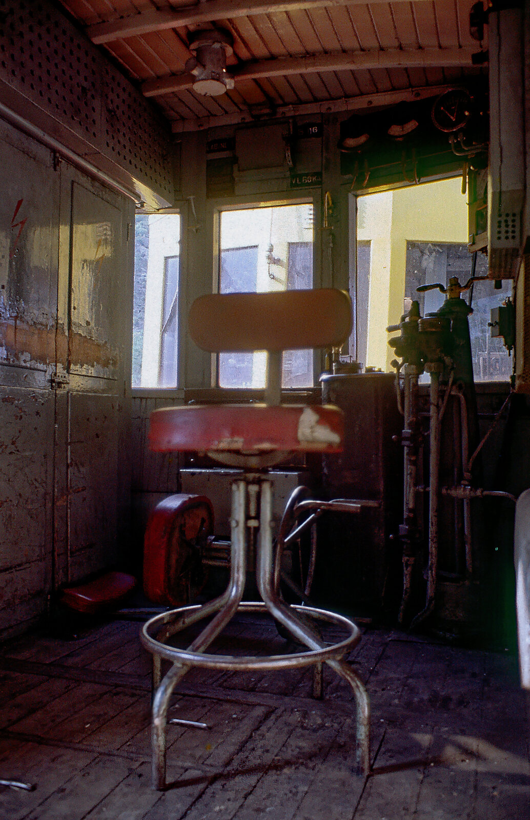 Was auf diesem Bild aussieht wie eine  Rumpelkammer , ist der Arbeitsplatz eines Lok-Führers des Schmalspur-Stromschienen-Triebkopfs der SNCF-BR Z 100 für die Strecke Villefranche-de-Conflent nach Latour-de-Carol, aufgenommen 1981 im Übergangsbahnhof Villefranche, wo die Normalspurlinie aus Perpignan endet und die Fahrgäste in die in Frankreich einmaligen Triebwagen des  Train jaune de Cerdagne  umsteigen.