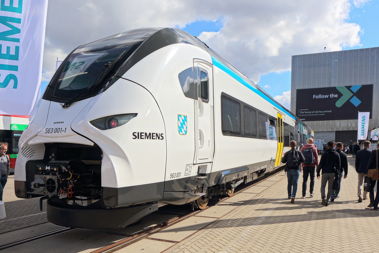 Wasser­stoff­zug von Hersteller Siemens Mobility hier Siemens 563 001-1 am 22. September 2022 auf der Innotrans 2022.