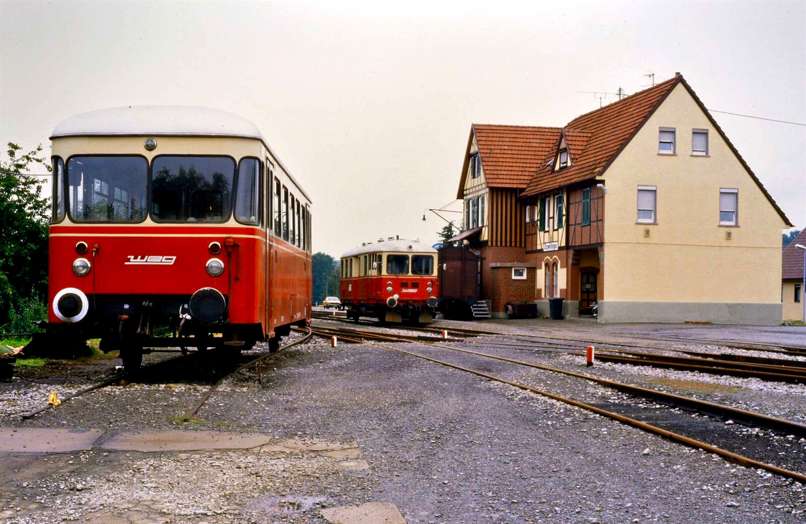 WEG-Nebenbahn Vaihingen/Enz-Enzweihingen, Bahnhof Enzweihingen: Vorne VS 208 , dahinter vor dem Bahnhofsgebäude der berühmte T 04 (Hersteller: Wegmann und MAN).
Datum: 06.09.1984
