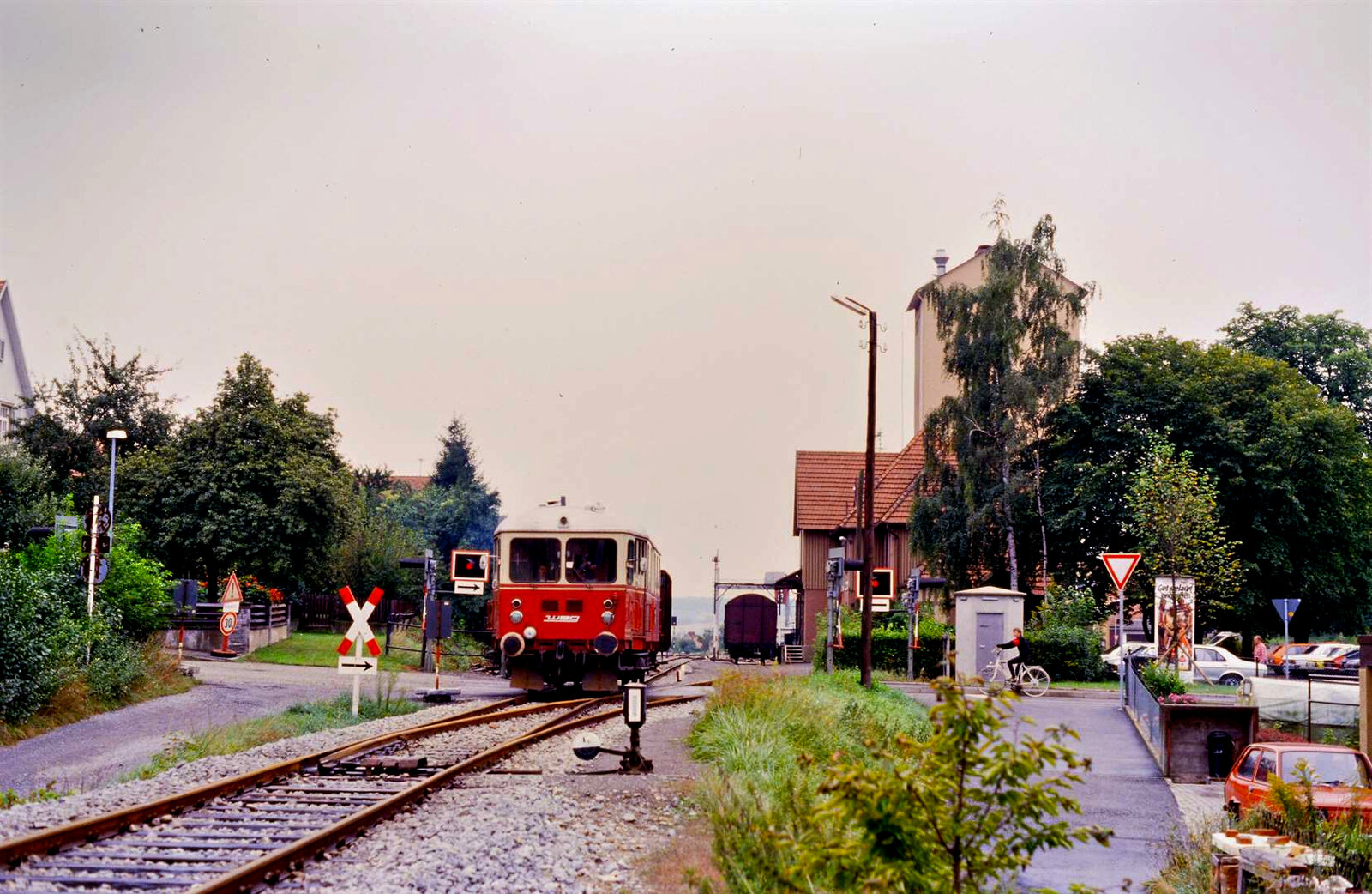 WEG-Nebenbahn Vaihingen/Enz - Enzweihingen: Schlepptriebwagen T 04 verlässt den Stadtbahnhof Vaihingen/Enz, 06.09.1984