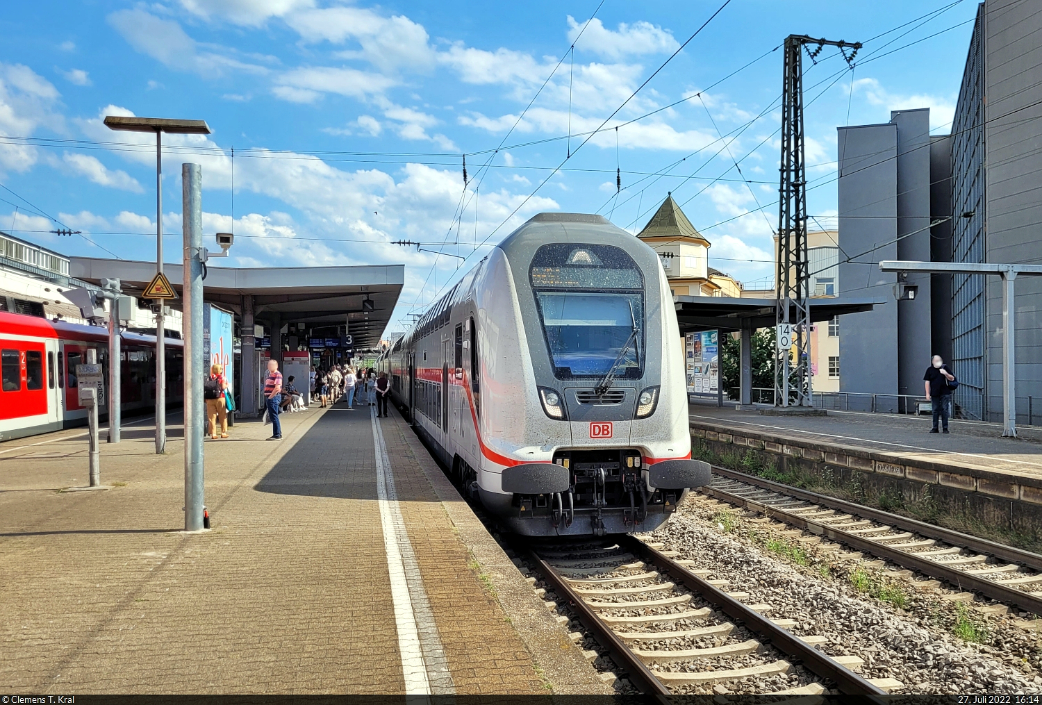 Wegen des Vogel-Chaos im Stuttgarter Hauptbahnhof wurden vergangenes Jahr einige IC-Züge über Ludwigsburg umgeleitet. Hier steht ein IC2-Steuerwagen der Bauart DBpbzfa <sup>668.4</sup> mit unbekannter Schublok auf Gleis 3, wo sonst nur S-Bahnen fahren.

🧰 DB Fernverkehr
🚝 IC 2161  Saaletal  (Linie 61) Karlsruhe Hbf–Leipzig Hbf
🕓 27.7.2022 | 16:14 Uhr