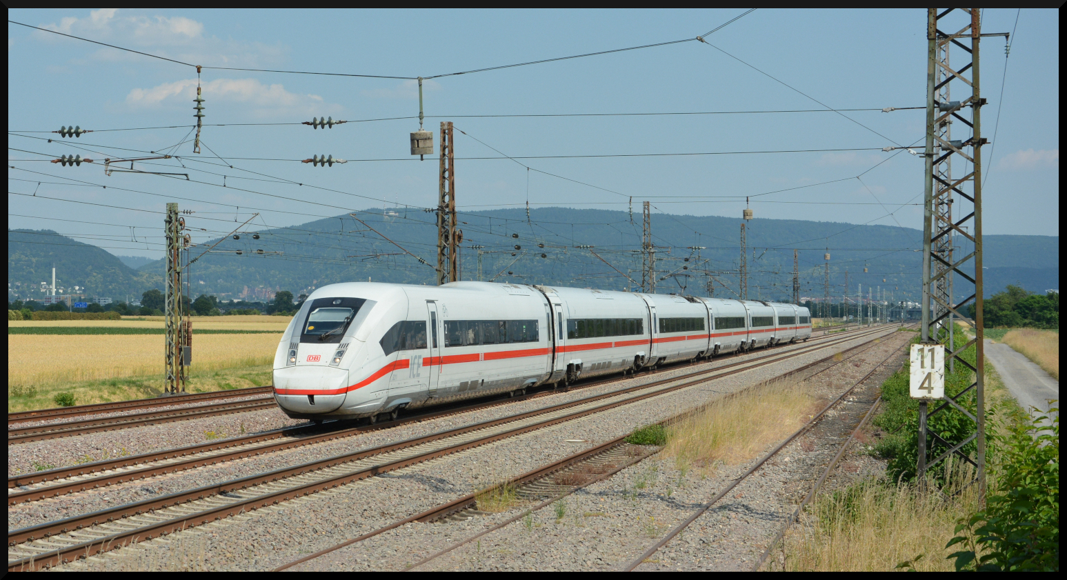 Wegen einer Stellwerkstörung in Hockenheim war die Schnellfahrstrecke Mannheim – Stuttgart am 17.06.2023 nachmittags mehrere Stunden nicht befahrbar. Sämtliche Fernzüge mussten über die Altstrecken via Heidelberg und Bruchsal umgeleitet werden, was erhebliche Verspätungen auch im Regionalverkehr mit sich brachte. Von der Streckensperrung war auch der zum kleinen Fahrplanwechsel neu als ICE eingeführte ehem. EC 118 Innsbruck – Dortmund betroffen, der seit 11.06.2023 von siebenteiligen ICE 4 gebildet wird. Die Aufnahme entstand bei MA-Friedrichsfeld.