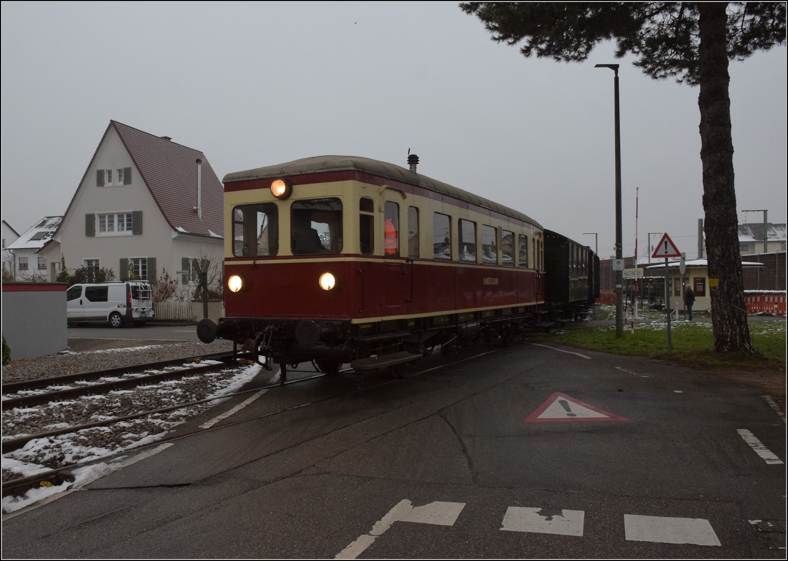 Weihnachtsfahrt des Kanderli.

Ausfahrt des VT 3 der Kandertalbahn mit dem Museumszug aus dem Endbahnhof Haltingen. Dezember 2022. 